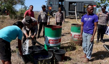 Hadapi-musim-kemarau-panjang,-Polres-Sumba-Timur-Bagikan-Air-Bersih.