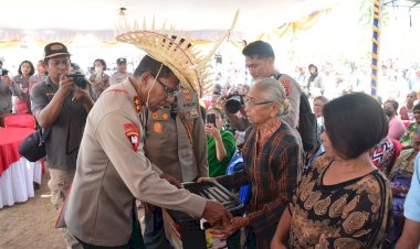 Polda-NTT-Menebarkan-Kasih-dalam-Kegiatan-Bakti-Sosial,-Kesehatan,-dan-Rohani-di-Kecamatan-Sulamu