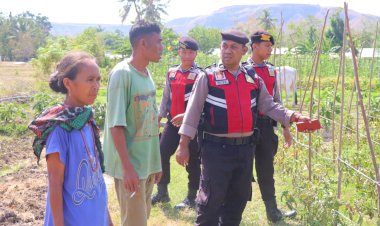 Patroli-Dialogis,-Satuan-Samapta-Polres-Sumba-Timur-Pantau-Dampak-El-Nino-Bagi-Petani.