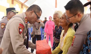 Kapolda-dan-Ketua-Bhayangkari-Daerah-NTT-Menyentuh-Hati-Masyarakat-Lansia-di-Sabu-Raijua.