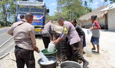 Sambut-Hari-Jadi-Ke-72,-Humas-Polres-Sumba-Timur-Bagi-Air-Bersih-Pakai-Armoured-Water-Canon