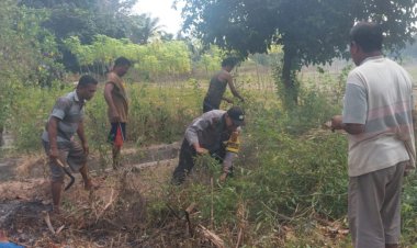 Bersama-Warga-Bhabin-Kambaniru-Lakukan-Kerja-Bakti.