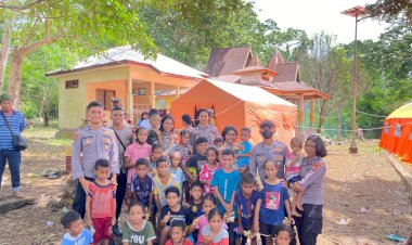 Misi-Kemanusiaan,-Tim-Trauma-Healing-Polwan-Ditsamapta-Polda-NTT-Mendekatkan-Harapan-di-Tengah-Erupsi