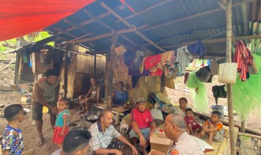 Polres-Flotim-Beri-Bantuan-Sosial-untuk-Pengungsi-Mandiri-di-Kebun-Desa-Konga