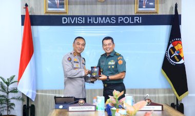 Kadiv-Humas-Terima-Kunjungan-Kapuspen-TNI,-Sinergitas-Kunci-Lewati-Tantangan