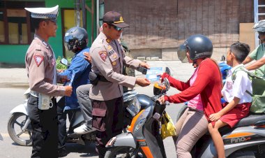 Polres-Sumba-Timur-Sosialisasikan-Keselamatan-Berlalu-Lintas-Di-Hari-Pertama-Operasi-Keselamatan-Turangga-2024.