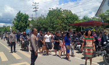 Polres-Sumba-Timur-Dan-Jajaran-Beri-Pengamanan-Ibadah-Jumat-Agung.