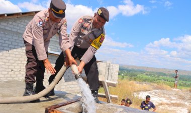 Polres-Sumba-Timur-Turunkan-Rantis-AWC,-Bagi-Air-Bersih-Di-Bukit-Persaudaraan-Jelang-HUT-Bhayangkara-Ke-78.