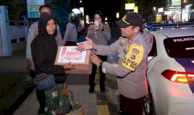 Turun-Ke-Jalan,-AKP-Bery-Dan-Tim-Bagi-Bansos-Kepada-Pedagang-Jelang-Hari-Bhayangkara-Ke-78.