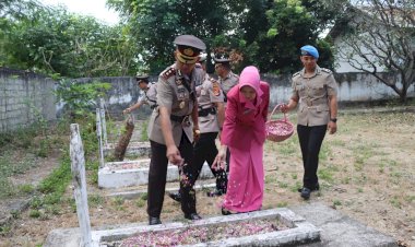 Jelang-Hari-Bhayangkara-Ke-78,-Polres-Sumba-Timur-Lakukan-Ziarah-Dan-Tabur-Bunga.