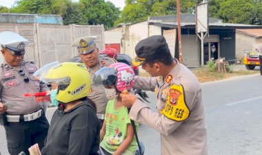 Jelang-Hari-Bhayangkara-Ke-78,-Polres-Sumba-Timur-Lakukan-Kegiatan-Simpatik-Di-Jalan.