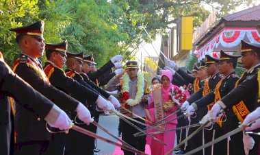 Pedang-Pora-Yang-Terhunus-Iring-Pelepasan-AKBP-Fajar-Dari-Polres-Sumba-Timur.
