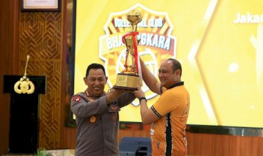 Penghargaan-Kapolri-untuk-Jakarta-Bhayangkara-Presisi-dan-Popsivo-Polwan-atas-prestasi-di-Proliga-2024