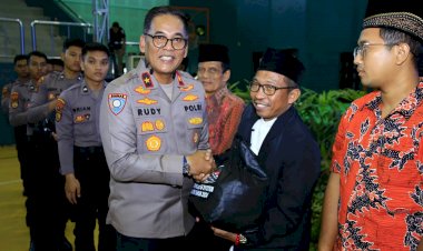 Bagikan-Ribuan-Paket-Sembako,-Ops-NCS-Polri-Bawa-Pesan-Pilkada-Damai-di-Jawa-Timur.