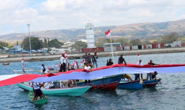 Peringati-HUT-RI-Ke-79,-Bendera-Merah-Putih-Sepanjang-340-Meter-Membentang-Di-Laut-Waingapu.