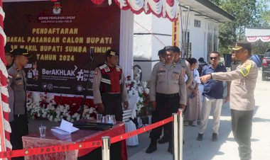 Pimpin-Pengamanan-Tahap-Pendaftaran,-Kapolres-Sumba-Timur-Cek-Area-Steril-Depan-KPUD.