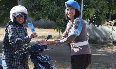 Polwan-Polres-Sumba-Timur-Berbagi-Bunga,-Sambut-Hari-Jadi-Polwan-Ke-76.