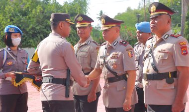 AKBP-E.-Jacky-Serah-Terimakan-Dan-Lantik-Pejabat-Baru-Di-Polres-Sumba-Timur