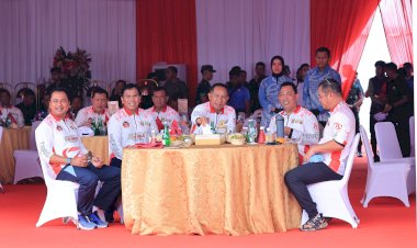HUT-ke-79-TNI,-Panglima-dan-Kapolri-Hibur-Warga-dengan-Nyanyi-Bareng