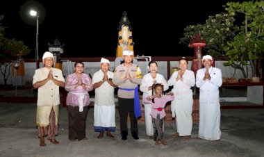Kapolres-Sumba-Timur-Lakukan-Silaturahmi-Bersama-Umat-Hindu-Di-Pura-Cendana