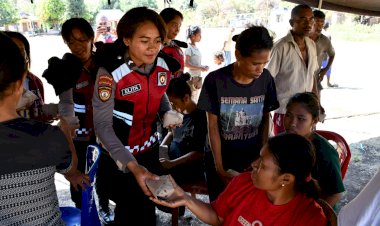 Polda-NTT-Berbagi-Kasih:-Salurkan-Bantuan-Makanan-dan-Air-Minum-untuk-Warga-Terdampak-Konflik-di-Flores-Timur