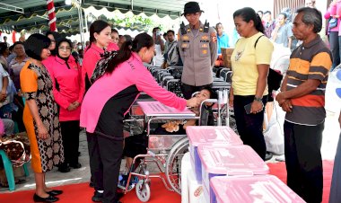 Bantuan-Bhayangkari-untuk-Masyarakat-Rote-Ndao:-Ny.-Juliati-Sigit-Prabowo-Berbagi-Kebaikan-dengan-Ribuan-Paket-Bansos-Bagi-Masyarakat-dan-Anak-Sekolah
