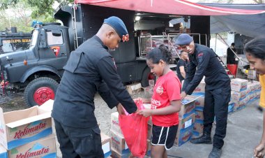 Polda-NTT-Salurkan-Bantuan-untuk-Masyarakat-Terdampak-Erupsi-Gunung-Lewotobi-di-Flores-Timur