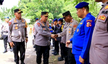 Kapolri-Tinjau-Posko-Pengungsi-Erupsi-Gunung-Lewotobi-di-NTT