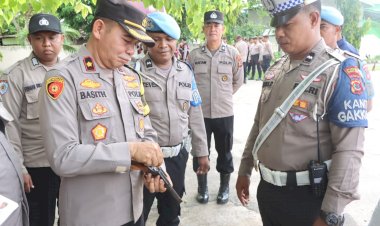 Polres-Sumba-Timur-Lakukan-Pemeriksaan-Senpi-Rutin-kepada-Personil-Pemegang-Senpi-Dinas