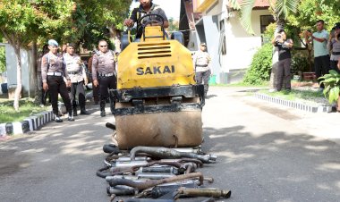 Polres-Sumba-Timur-Musnahkan-Puluhan-Knalpot-Brong-Hasil-Operasi-Cipkon-Jelang-Natal-Dan-Tahun-Baru