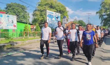 Jaga-Kebugaran-Personel,-Kapolres-Sumba-Timur-Pimpin-Olahraga-Bersama