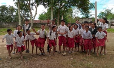 Aipda-Frengky-Blegur-Berbagi-Pesan-Penting-di-SD-Masehi-Andawatu:-Belajar,-Kebersihan,-dan-Waspada-Bencana