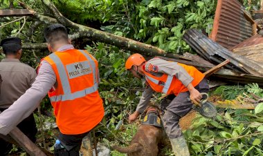 Brimob-Bergerak-Bantu-Evakuasi-Korban-Banjir-dan-Longsor-di-Jateng