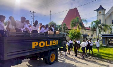 Polres-Sumba-Timur-Melayani-dengan-Tulus,-Fasilitasi-Siswa-SMP-Ke-Acara-Natal-Bersama-Se-Sumba-Timur