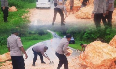 Penyelesaian-Cepat:-Polsek-Lewa-Bersama-Masyarakat-Bersihkan-Tanah-Longsor-yang-Mengganggu-Lalu-Lintas