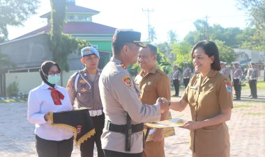 Polres-Sumba-Timur-Berikan-Penghargaan-kepada-Mitra-Kerja-dalam-Meningkatkan-Pelayanan-Masyarakat