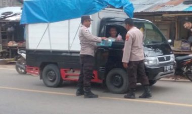 Polsek-Lewa-Polres-Sumba-Timur-Bagikan-Takjil-Gratis,-Wujud-Kepedulian-di-Bulan-Ramadan