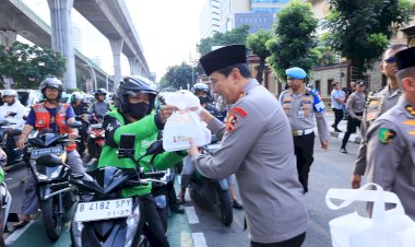 Polri-dan-Media-Bersinergi-Berbagi-Takjil-Serentak-di-Seluruh-Indonesia