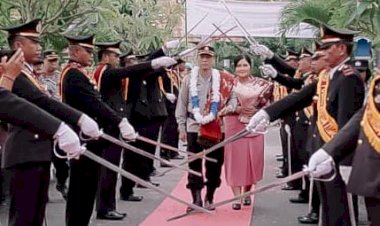 Kedatangan-Kapolres-Sumba-Timur-AKBP-Dr.-Gede-Harimbawa-Disambut-dengan-Sapaan-Adat-