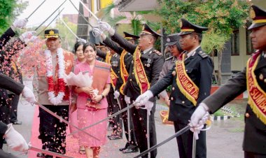 Tradisi-Pedang-Pora-Lepas-Kapolres-Sumba-Timur-yang-Lama,-AKBP-E.-Jacky-T.-Umbu-Kaledi