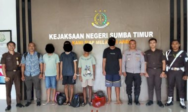 Polsek-Pahunga-Lodu-Serahkan-Empat-Tersangka-Kasus-Pencurian-Kerbau-ke-Kejaksaan