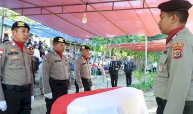 Bripka-Petrus-Susang-Dimakamkan-Secara-Dinas,-Kapolres:-Dedikasinya-Tinggalkan-Makna-Mendalam