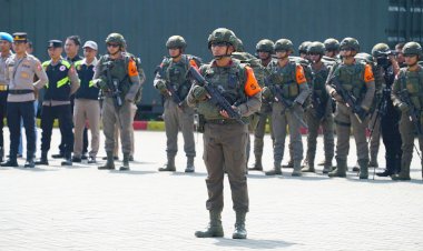 Danpas-Pelopor-Korbrimob-Polri-Pimpin-Apel-Gelar-Pasukan-Operasi-Kepolisian-Terpusat -“AB-Moskona-2025”