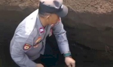 Anggota-Polsek-Buluspesantren-Ikut-Menggali-Makam-demi-Bantu-Sahabatnya