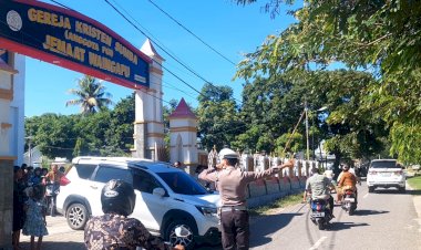 Wujudkan-Rasa-Aman,-Satlantas-Polres-Sumba-Timur-Kawal-Kelancaran-Lalu-Lintas-Saat-Ibadah-Minggu