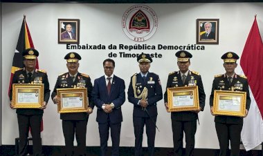 Kapolri-dan-Empat-Pati-Polri-Terima-Penghargaan-Tertinggi-dari-Pemerintah-Timor-Leste