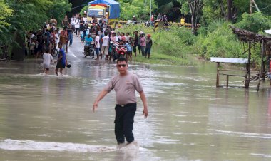 Sungai-Kadumbul-Meluap,-Polsek-Pandawai-Bersama-Warga-Lakukan-Rekayasa-Lalu-Lintas-Antisipasi-Kemacetan