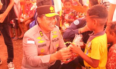 Kapolda-NTT-Kunjungi-Anak-anak-Pengungsi-Lewotobi,-Beri-Bingkisan-dan-Dukungan-Trauma-Healing