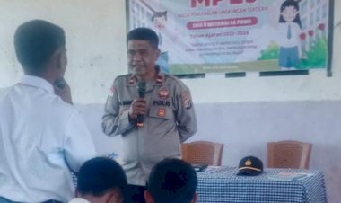 Membangun-Kesadaran-Sejak-Dini:-Ipda-Abubakar-Sosialisasikan-Bahaya-Narkoba-dan-Penyalahgunaan-Teknologi-di-SMA-Negeri-Matawai-La-Pawu