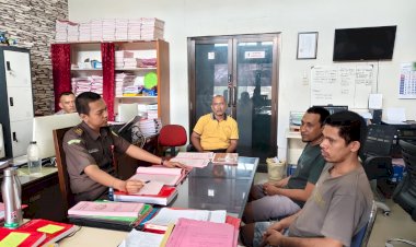 Polsek-Pahunga-Lodu-Serahkan-Dua-Tersangka-Kasus-Pencurian-Kuda-ke-Kejari-Waingapu